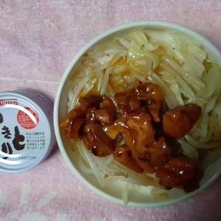 キャベツともやしのバター炒めのせた やきとり丼